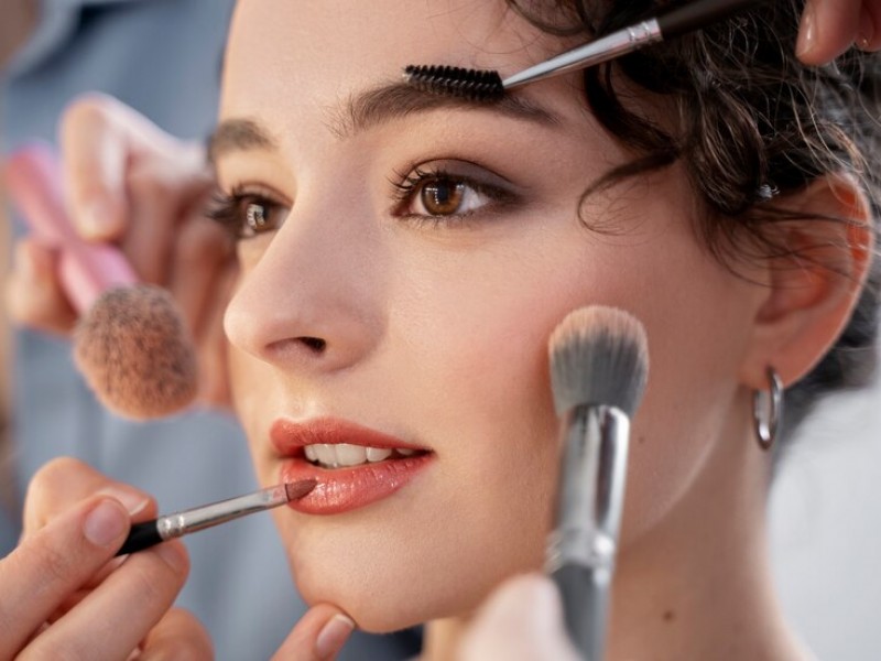 Trang Điểm: Hướng Dẫn Cơ Bản và Những Lưu Ý Quan Trọng
